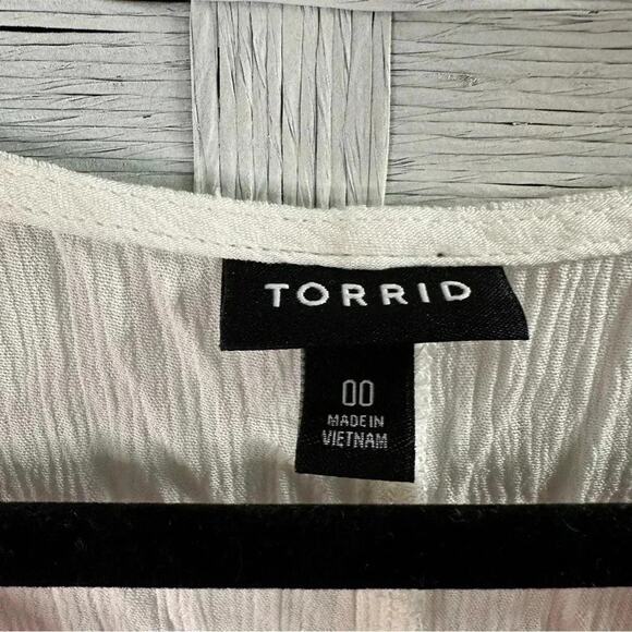 Torrid White Gauze Top with Red Embroidery in  excellent condition size00 - Picture 6 of 8